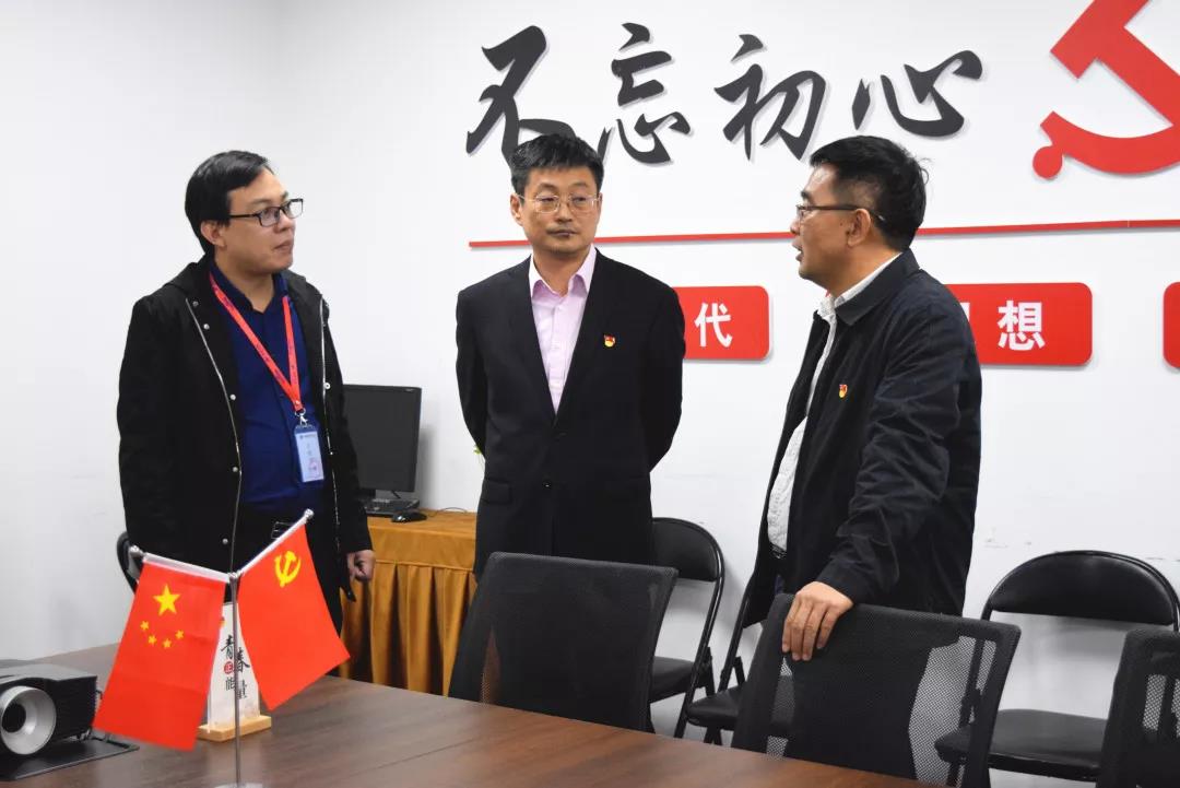 中共安陽市委網(wǎng)信辦主任路玉軍、副主任王曉萌等一行人蒞臨安陽青峰網(wǎng)絡(luò)指導(dǎo)工作