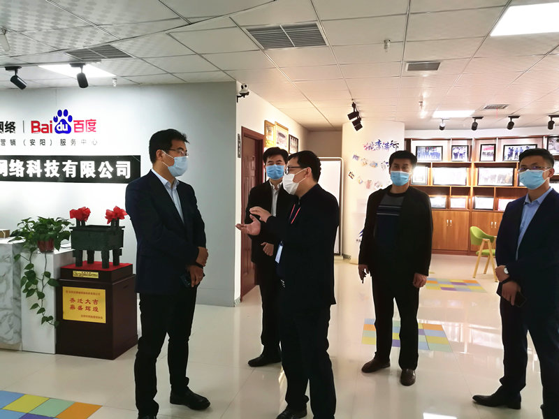安陽市商務(wù)局副局長張躍勇，攜同天津伍創(chuàng)電子商務(wù)有限公司李富民一行蒞臨安陽青峰網(wǎng)絡(luò)參觀指導(dǎo)??！